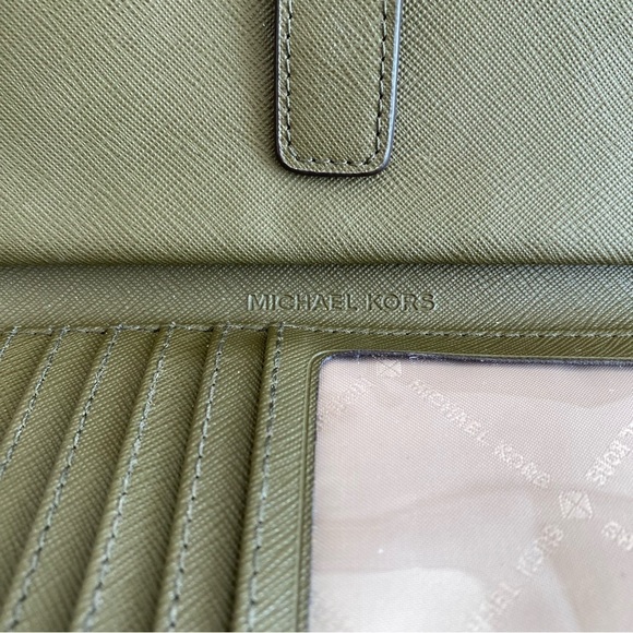 Michael Kors Jet Set double-zip wristlet wallet in duffle green Saffiano leather - Picture 5 of 12